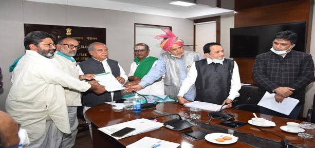 The All India Kisan Coordination Committee Members submit a memorandum to Agriculture Minister in favour of the Farm Acts